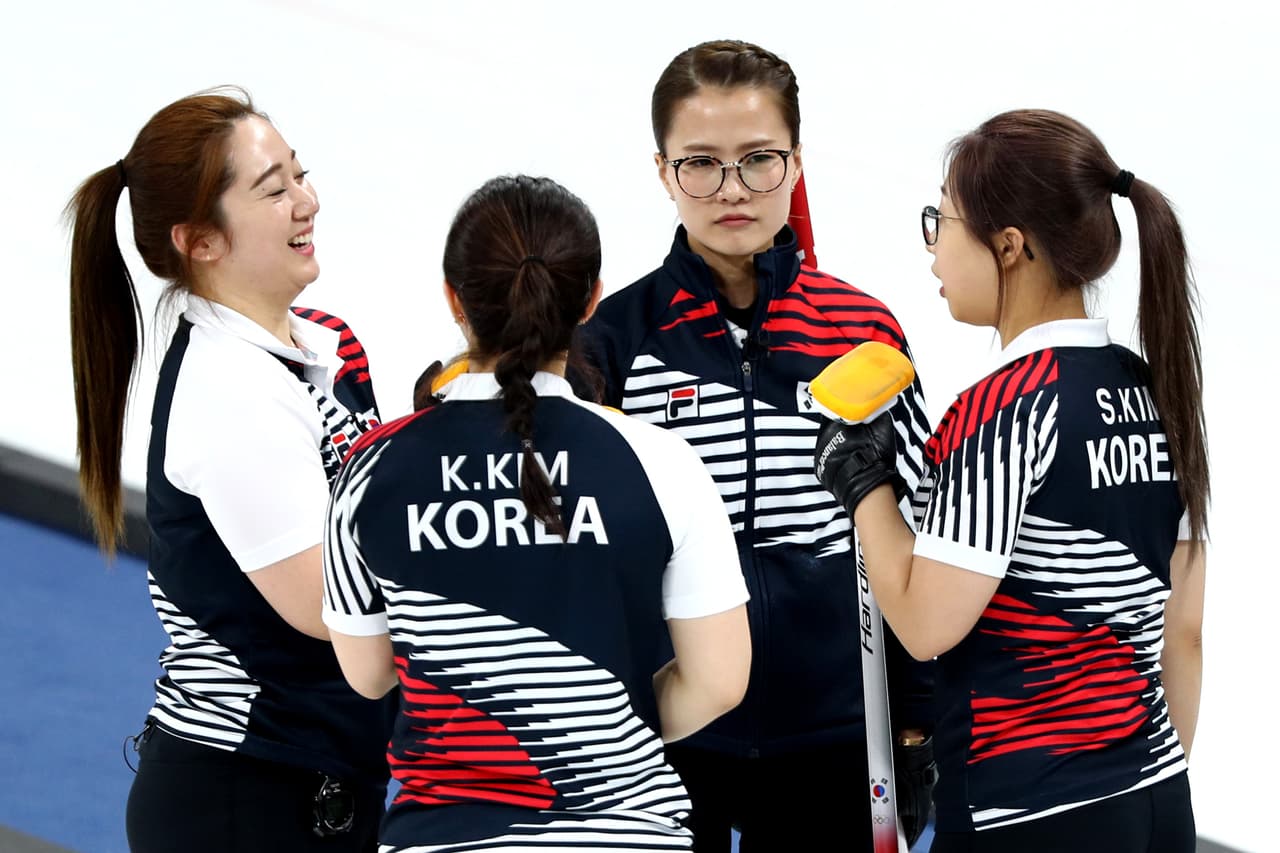 Si bien el curling se practica en ambos géneros, femenino y masculino, también tiene como categorías el dobles mixtos. En esta modalidad suelen hacer equipo los matrimonios y también los hermanos.