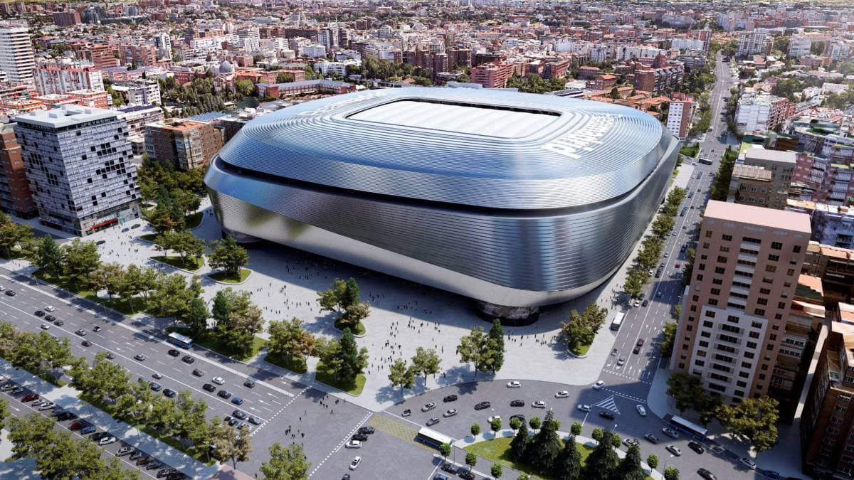<b>Estadio Santiago Bernabeu</b>
<br>El Real Madrid también ha decidido renovar su estadio, el cual empezó labores desde el verano pasado. La capacidad no incrementará, pero la altura del estadio si lo hará y por 10 metros; también se le añadirá un techo.