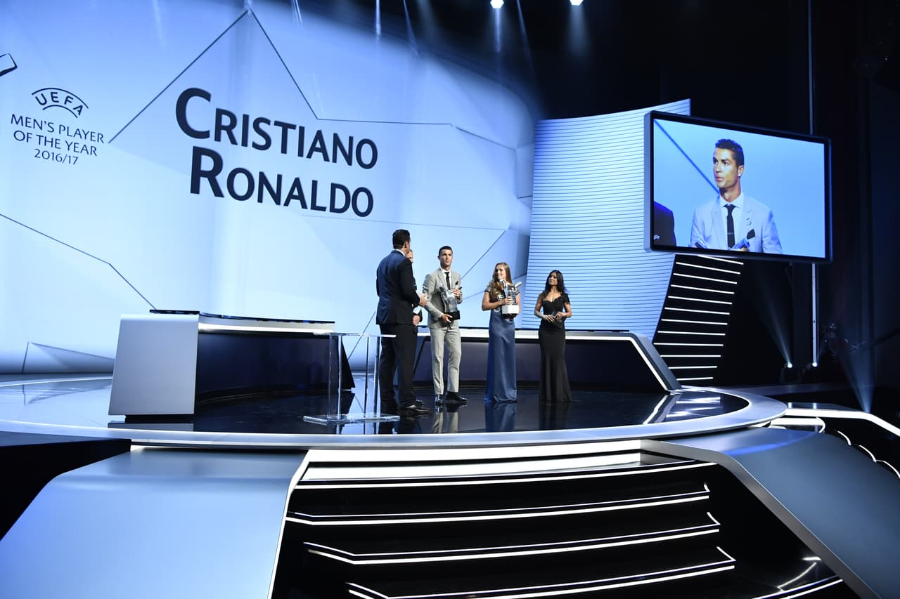 Cristiano Ronaldo celebró su tercera corona como mejor jugador europeo por delante de Lionel Messi y Gianluigi Bufon, después de haber recogido también el premio como mejor delantero.