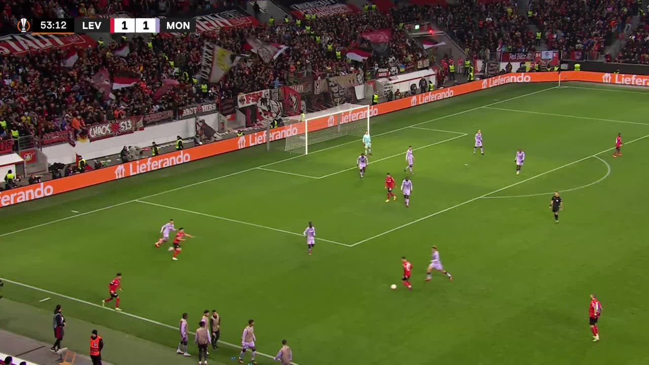 ¡TIRO ATAJADO! disparo por Exequiel Palacios.