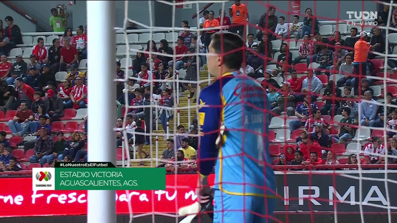 Arranca el partido y la pelota está en juego.