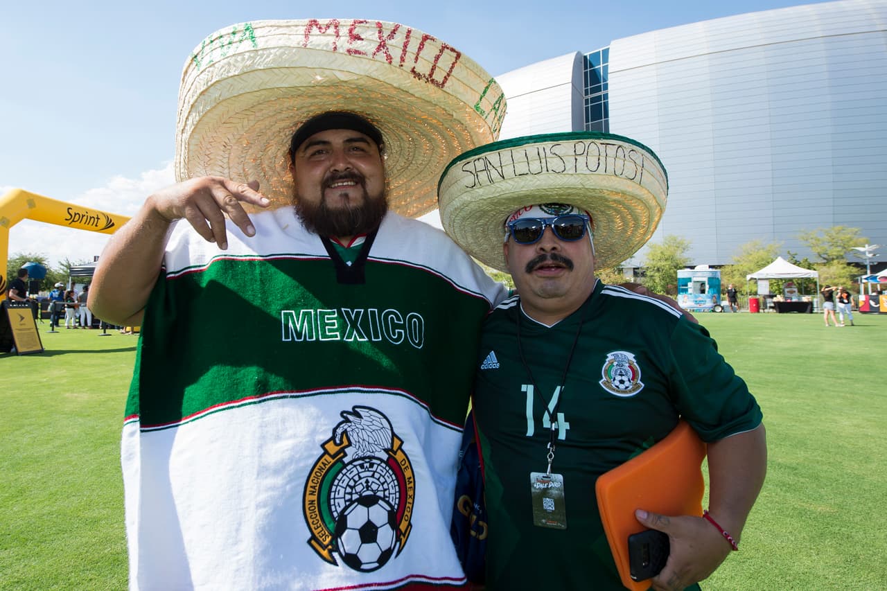 El colorido y la belleza de las fanáticas dibujó la fiesta de los hinchas en los cuartos de final entre México y Honduras en la Copa Oro, que mostró de nuevo la fidelidad de los seguidores en Estados Unidos.