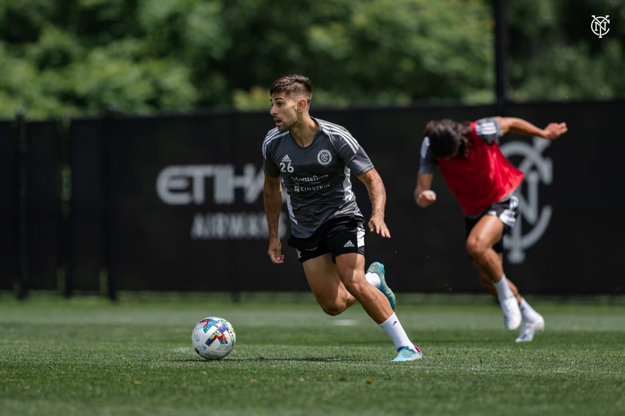 Desde Uruguay, 'Cacha' Acevedo aporta su fuerza y su talento en el centro del campo.