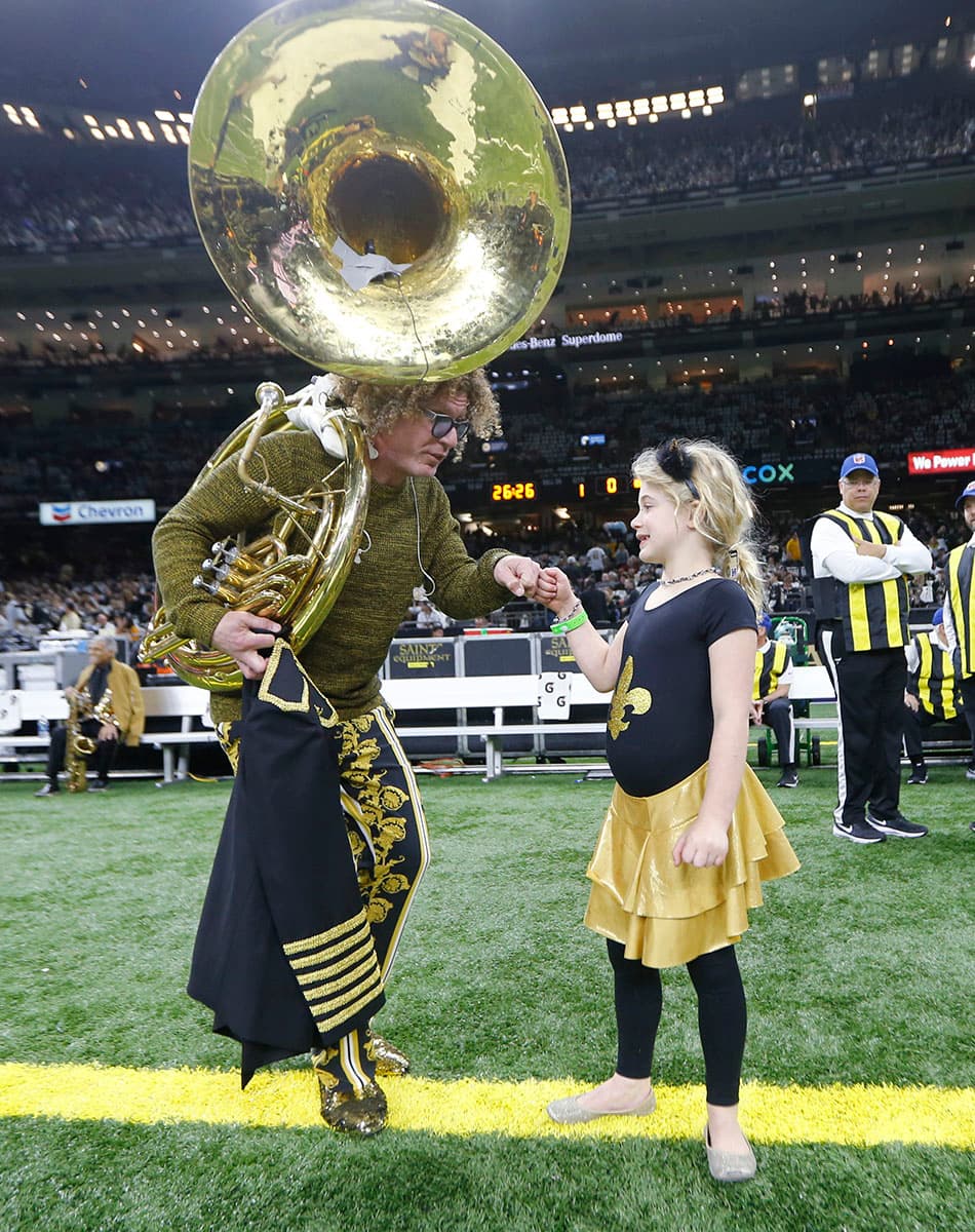 Previo al partido, la banda de jazz de Hall Dixieland (izquierda) con su hija Emma Jaffe (derecha) como parte del protocolo.