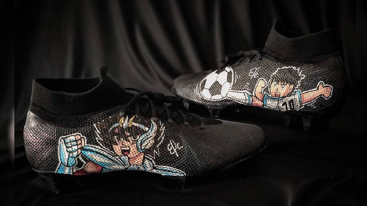 Kike Padilla fue el encargado de diseñar los increíbles tacos para futbolistas como Alan Pulido, Jair Pereira y Nicolás Vikonis. ¿Qué caricatura plasmarías en tus tenis para brillar en el terreno de juego?