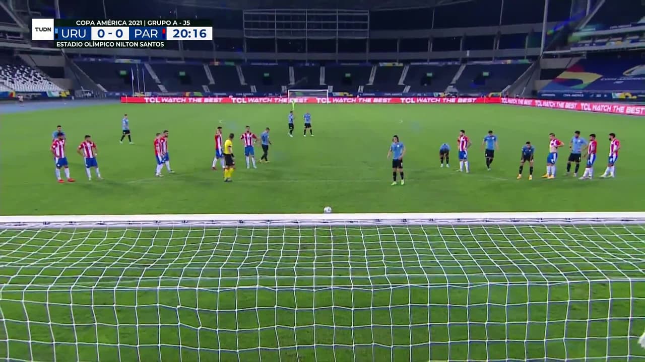 ¡GOL!  anota para Uruguay. Edinson Cavani