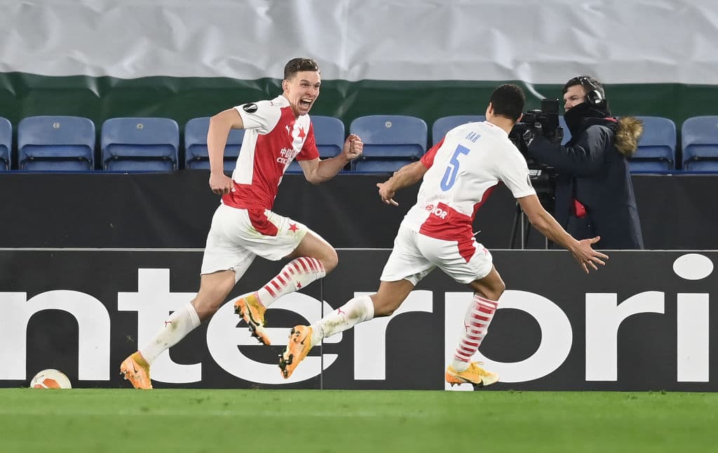 Slavia Praga dio la sorpresa y echó al Leicester City con global de 2-0.
