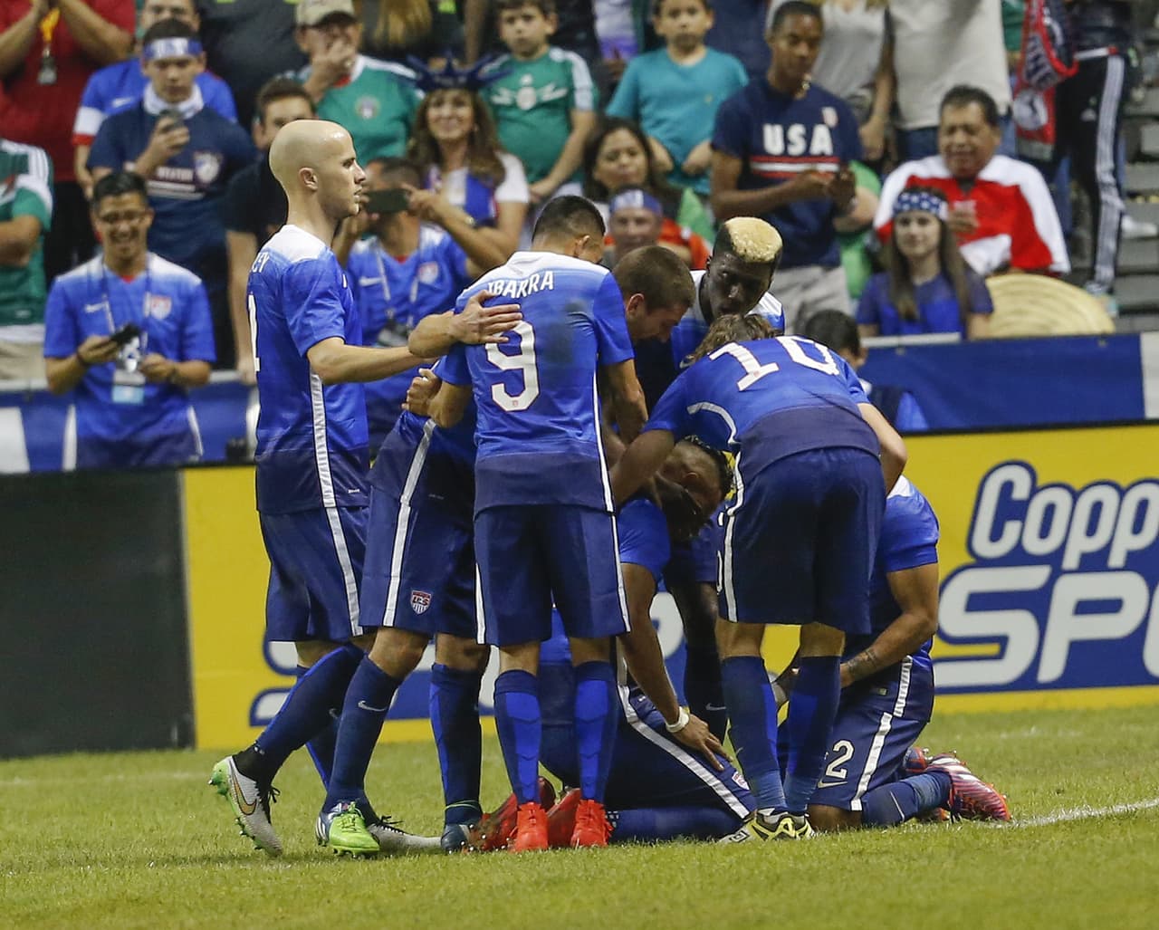 Tras el Mundial, Estados Unidos venció 2-0 a México en amistoso disputado en Alamodome (San Antonio) el 15 de abril de 2015.