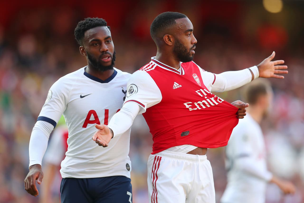 Danny Rose de Tottenham jala playera de Alexandre Lacazette.