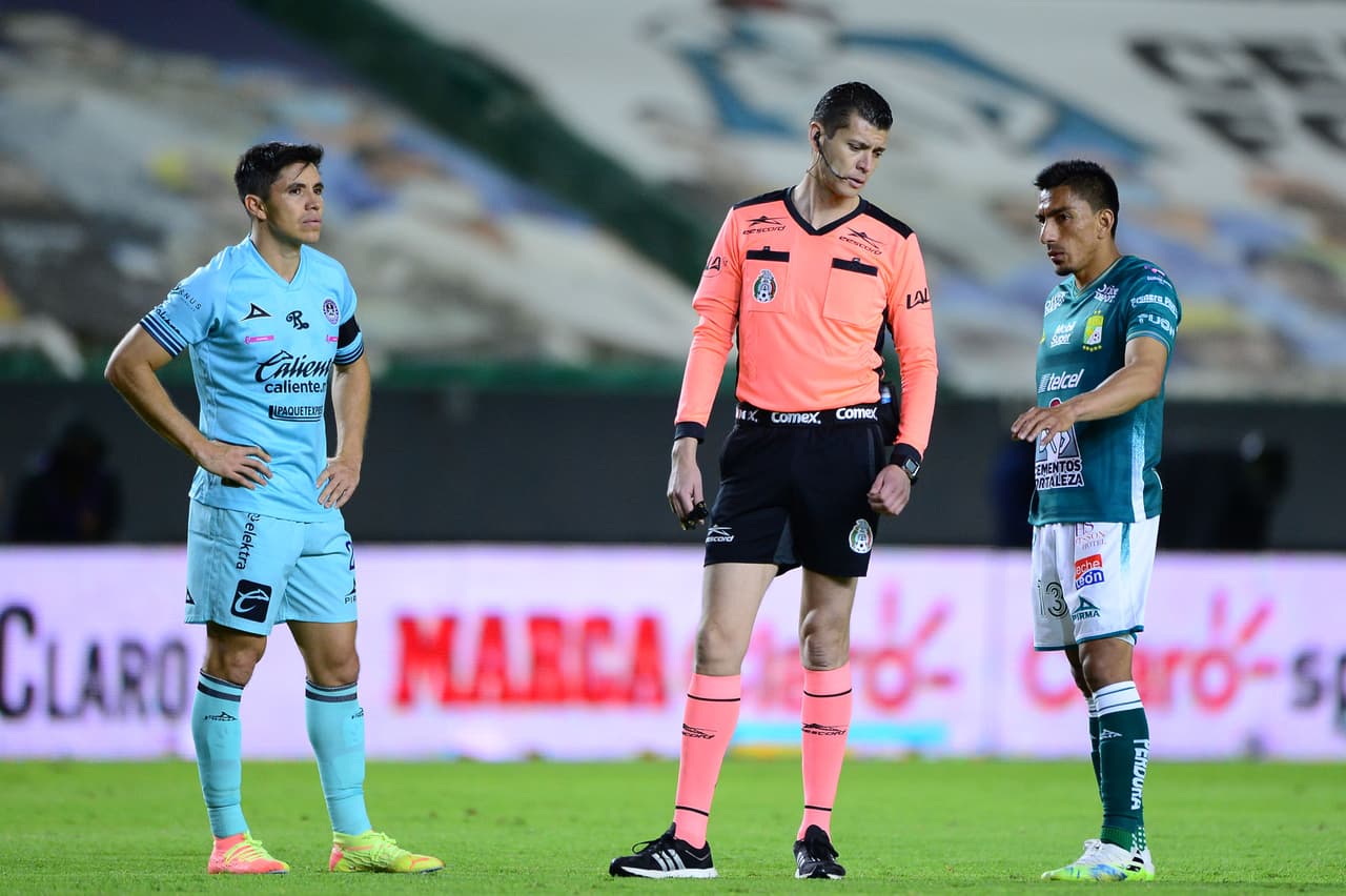 El tanto sería anulado por fuera de lugar; el duelo permanecía empatado sin goles.