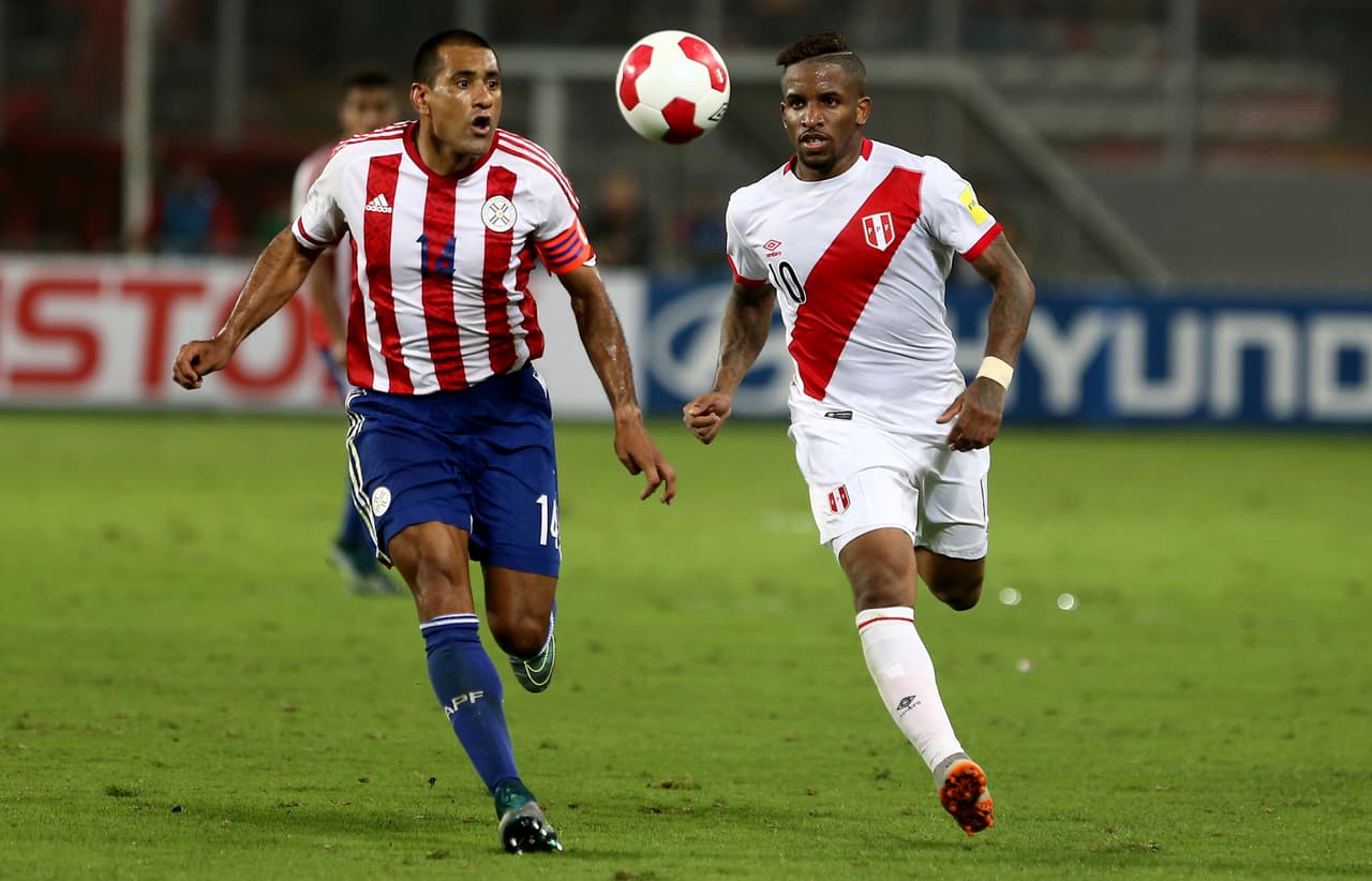 Paulo Da Silva. Posición: Defensa. Edad: 36 años. Club: Toluca (Liga MX de México). Veces seleccionado: 125. Descripción: Es un guerrero en la posición donde presume más de un centenar de partidos con el combinada guaraní. El gran líder de la defensa de Paraguay que imprime toda su experiencia para imponerse al combatir a los rivales. Un zaguero con un físico portentoso que va bien por arriba y además tiene gol de cabeza a pelota parada.