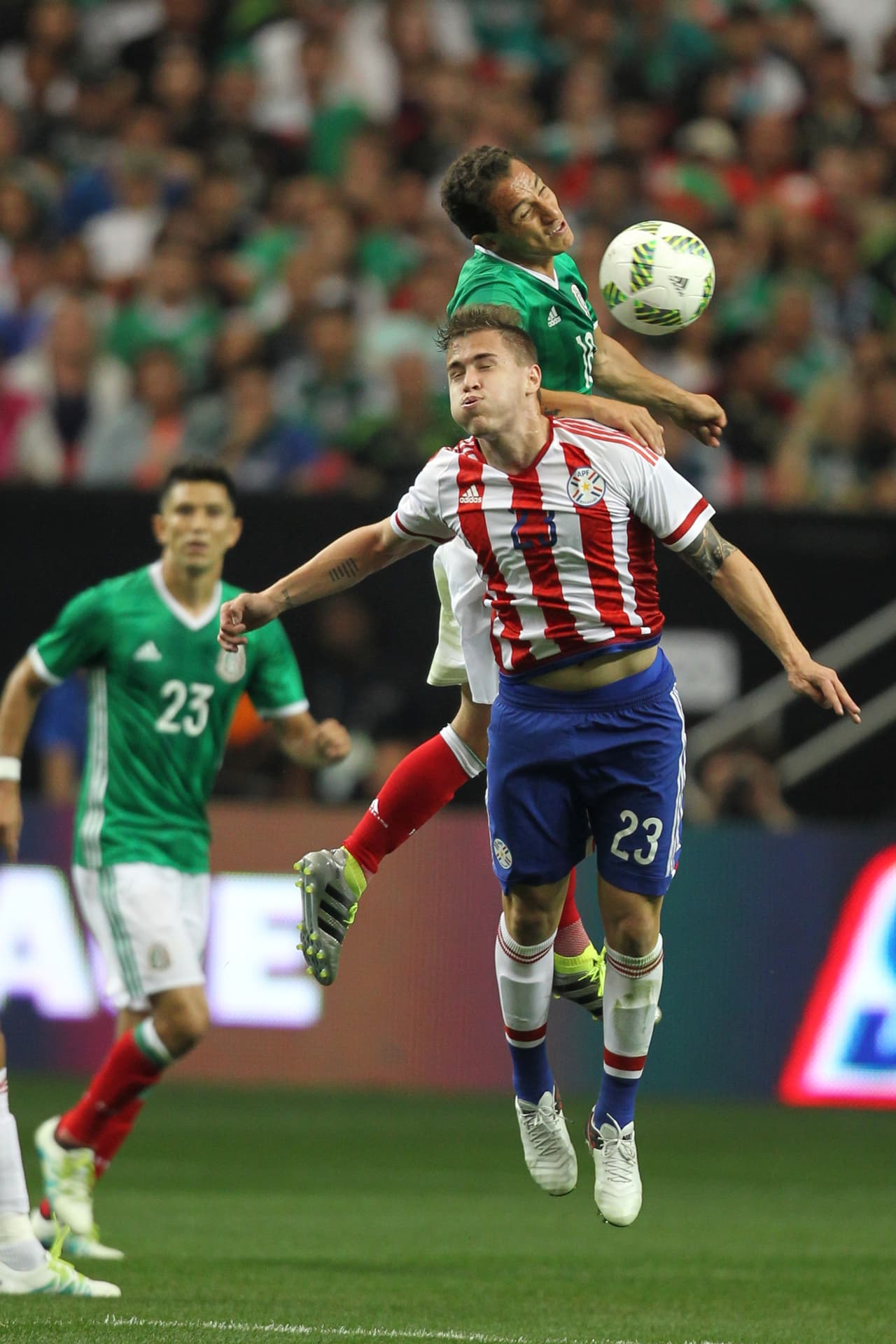 Robert Piris Da Motta. Posición: Mediocampista. Edad: 21 años. Club: Olimpia (Paraguay). Veces seleccionado: 1. Descripción: Es un contención con gran fuerza y mucha garra en la media cancha que apenas hizo su debut con Paraguay en el amistoso contra el Tri previo a la Copa. Aunque no se espera su titularidad, su trabajo como medio defensivo en Olimpia podría provocar que salte de inicio en algunos partidos.