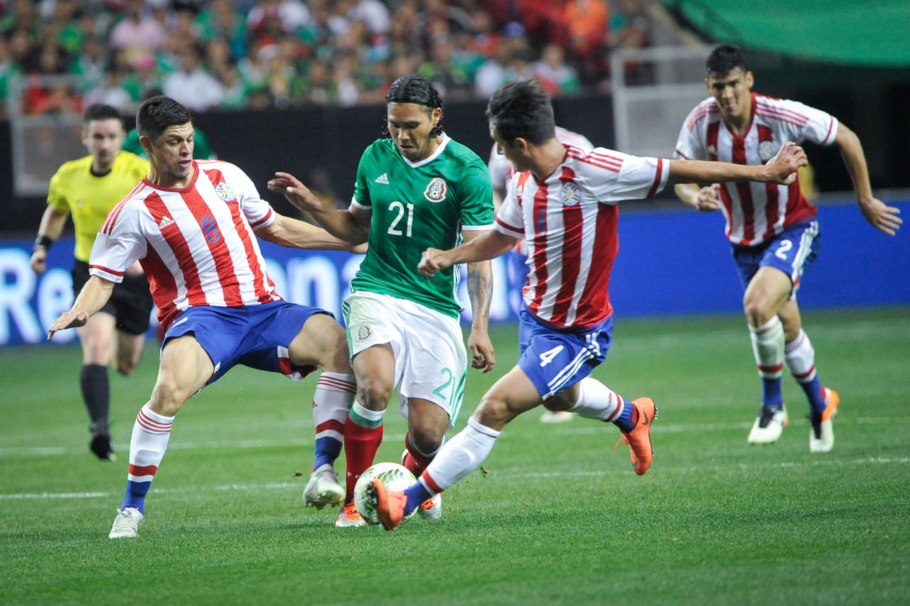 Rodrigo Rojas. Posición: Mediocampista. Edad: 28 años. Club: Cerro Porteño (Paraguay). Veces seleccionado: 7. Descripción: Es un medio ofensivo que se caracteriza como generador de juego ofensivo desde la medular. Tiene llegada al área rival por ambos costados de la cancha y también sabe jugar como enganche. Pese a su vocación creativa no desconoce la tareas defensivas gracias a su espíritu de lucha. Será importante en el parado guaraní.