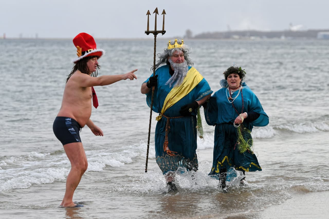 Poseidón tampoco se quiso perder del Año Nuevo en las aguas heladas de la costa de Polonia, cerca de la ciudad de Gdansk.
