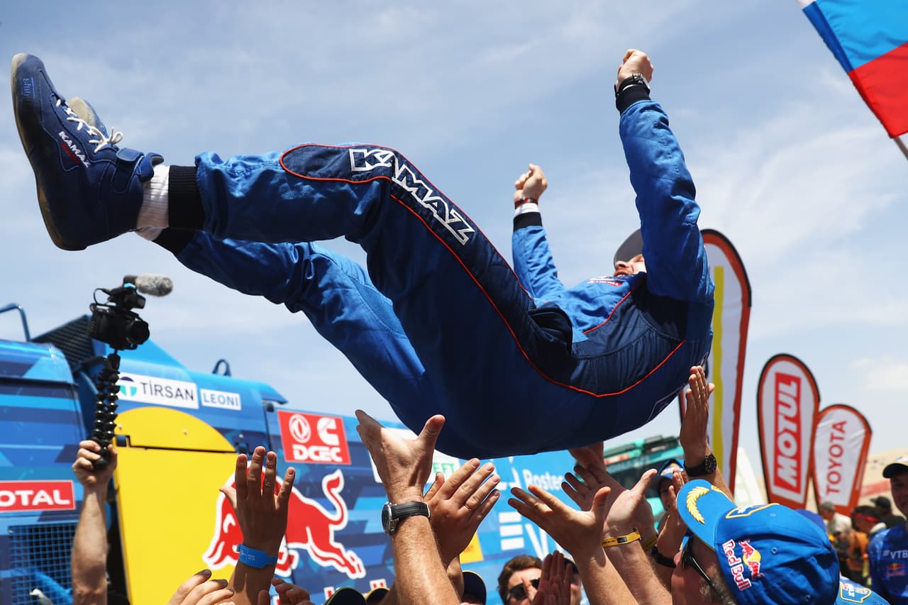 El catarí Nasser Al-Attiyah en autos; Eduard Nikolaev y su equipo Kamaz (foto), integrado por Evgenii Iakovlev y Vladimir Rybakov, en camiones; y el australiano Toby Price en motos (foto), celebraron su triunfo en el Rally Dakar.