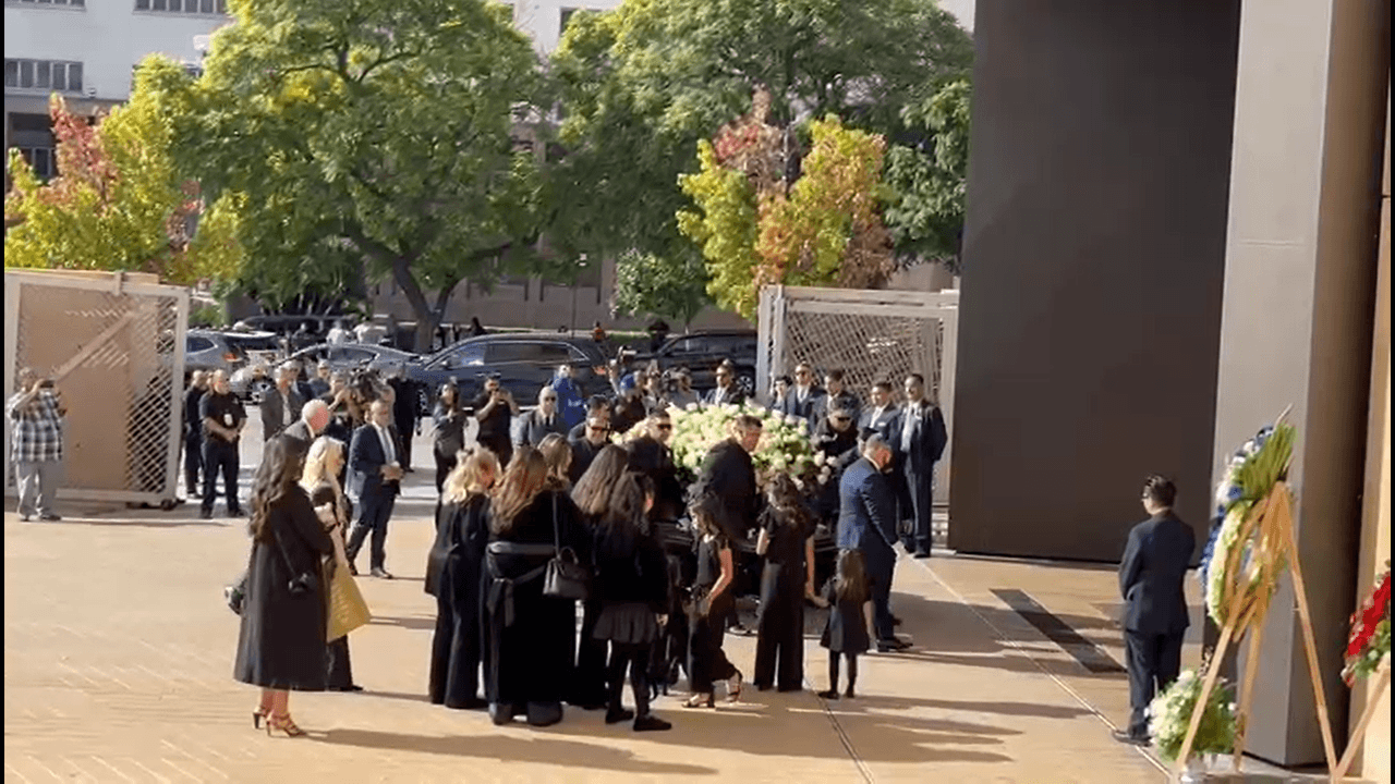 Dan último adiós al 'Toro' Valenzuela en catedral de Los Ángeles 