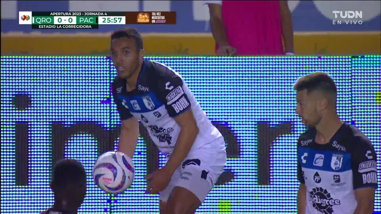 ¡CERCA! Roberto de la Rosa disparó que se estrella en el poste.