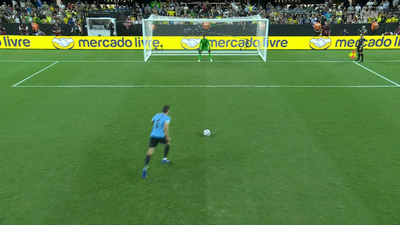 ¡GOL!  anota para Uruguay. Rodrigo Bentancur