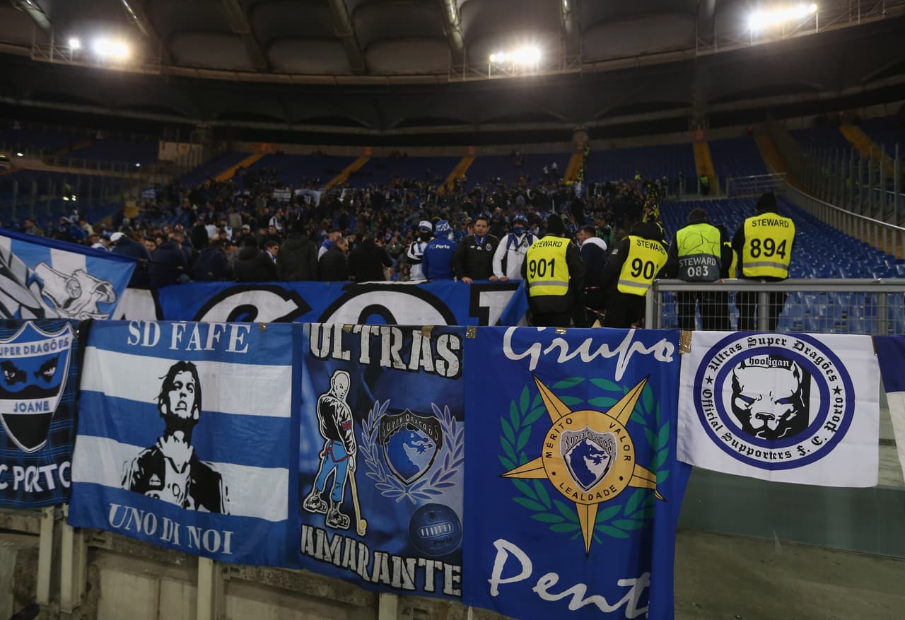 Los fanáticos le dieron un colorido propio al estadio Olímpico en el duelo entre Roma, con su vinotinto y amarillo, y Porto, con su azul y blanco, por el juego de ida de los Octavos de final de la Champions League.