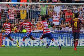 Brahimi celebra el gol de la victoria del Granada ante el Barcelona.