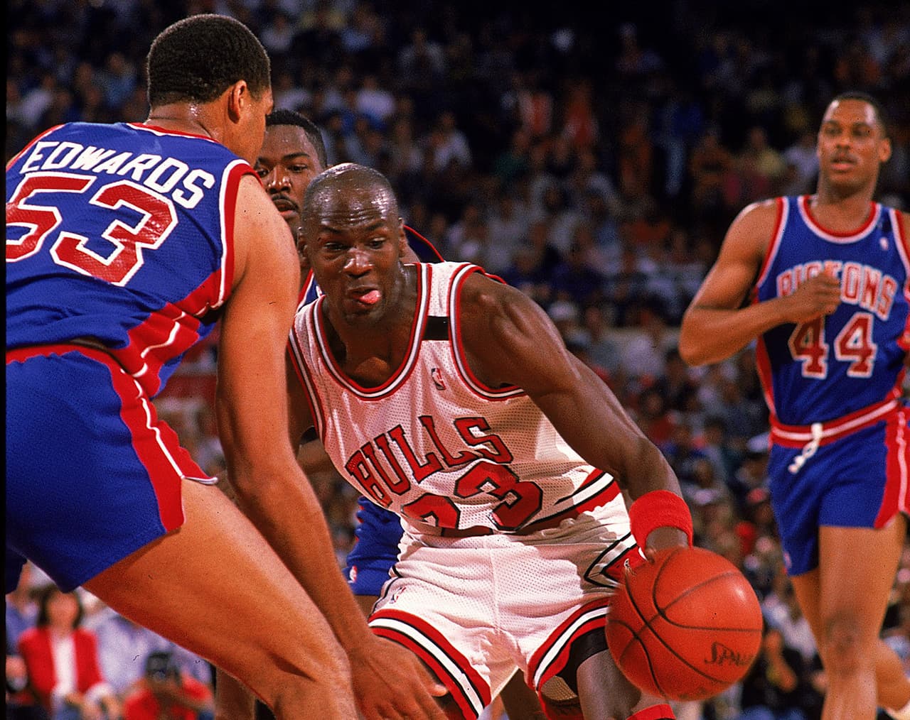 Bulls Vs. Pistons: entre 1988 y 1991 los equipos se enfrentaron en playoffs con partidos muy emocionantes. En su último enfrentamiento de esta seguidilla de partidos los de Detroit salieron a los camerinos antes de que finalizara el juego en una de las imágenes más vergonzosas de la NBA.
