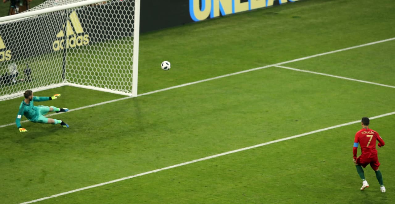 De Gea se venció a su lado derecho, tratando de anticiparse, pero fue imposible, y el cañonazo de CR7 iba al lado opuesto, sacudió las redes y puso a Portugal adelante 1-0 a los 4 minutos.