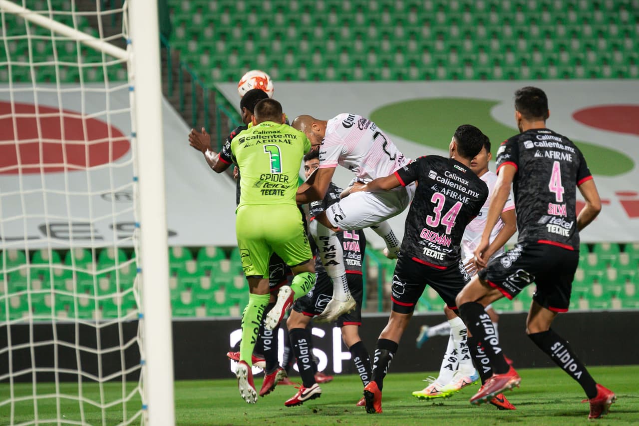 Con goles de Gael Sandoal y autogol de Vladimir Loroña santos vence y complica la clasificación de Xolos.