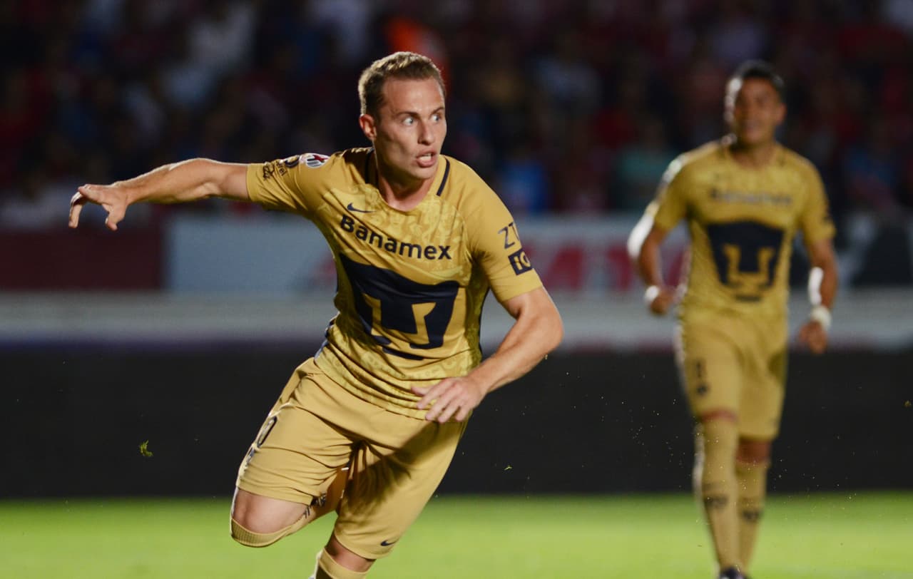 Es cierto que los Tiburones no son un parámetro en este campeonato, pero Universidad consiguió tres puntos de mérito y se sacudió, de paso, el mal estigma fuera de casa. Mucho tuvo que ver en el triunfo de 4-1 el juego de Abraham González y el de Fidel Martínez que se cargaron el conjunto a hombros e hicieron tres de los cuatro tanto.