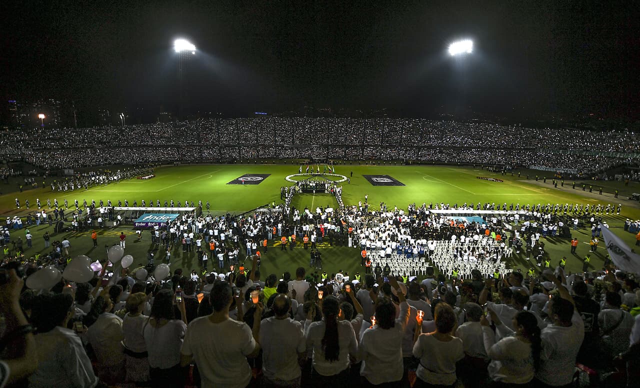 El accidente causó la muerte de 71 personas, 19 de ellos futbolistas del Chapecoense, un día antes del partido de ida de la final de la Suramericana. Aún así, el estadio se llenó para rendir tributo.