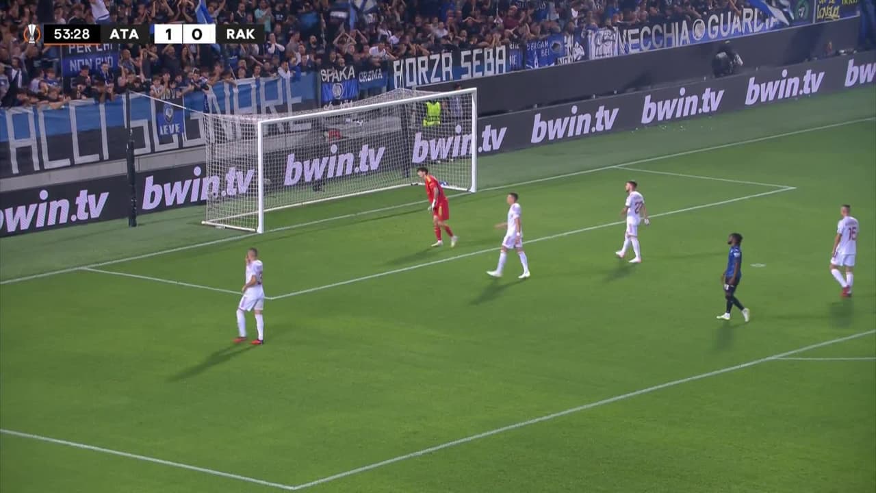 ¡TIRO ATAJADO! disparo por Ademola Lookman.