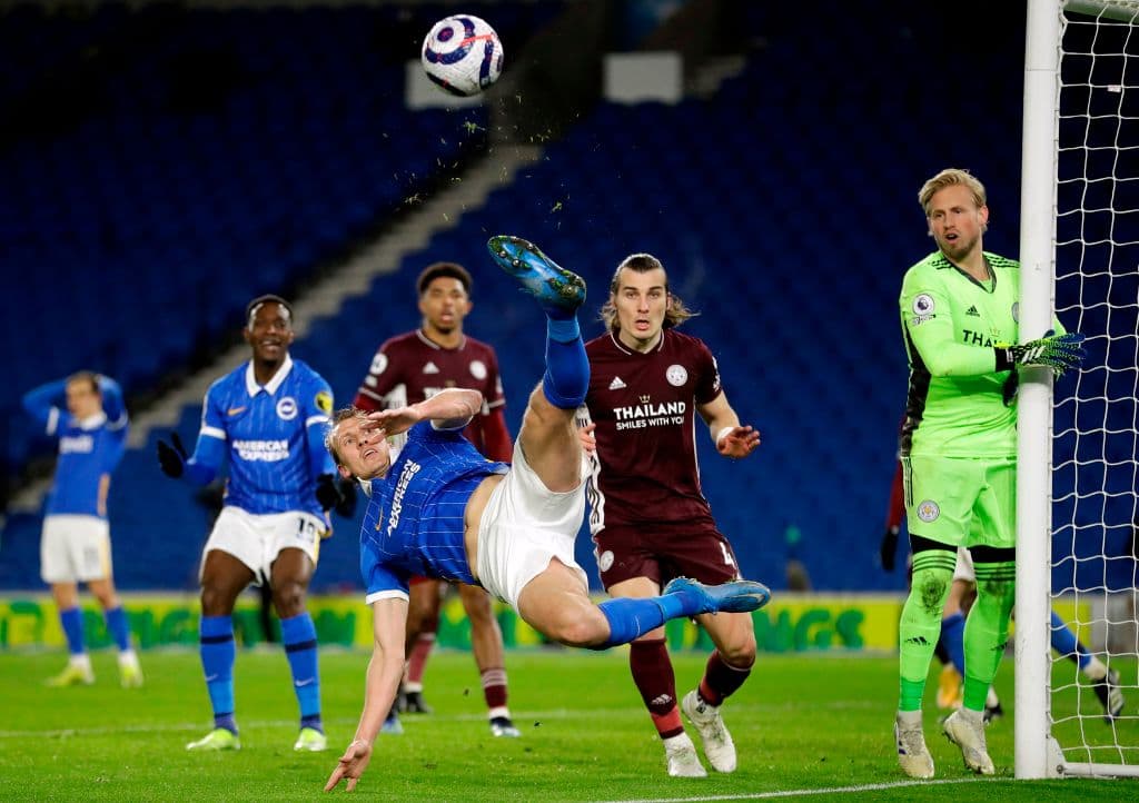 Con goles de Iheanacho (62’) y Amartey (87’), Leicester City se impuso ante el Brighton; Lallana (10’) marcó para los locales. Brighton y Leicester City acumulan 26 y 53 unidades, respectivamente.