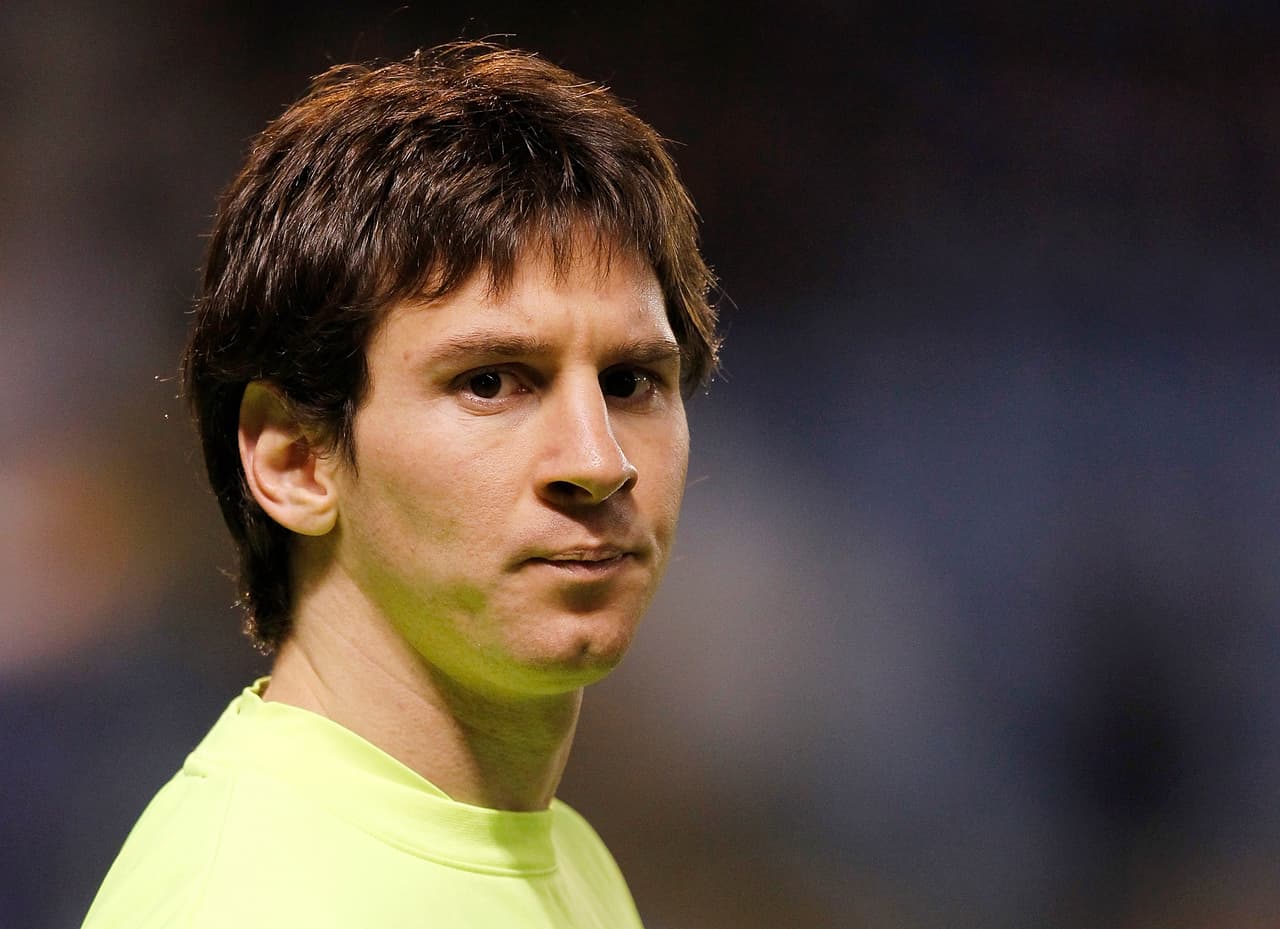 Esas versiones indican que incluso el padre de Messi le cambió todos los números de contacto con tal de que el jugador, menor que la modelo por seis años, no la volviera a ver en persona.