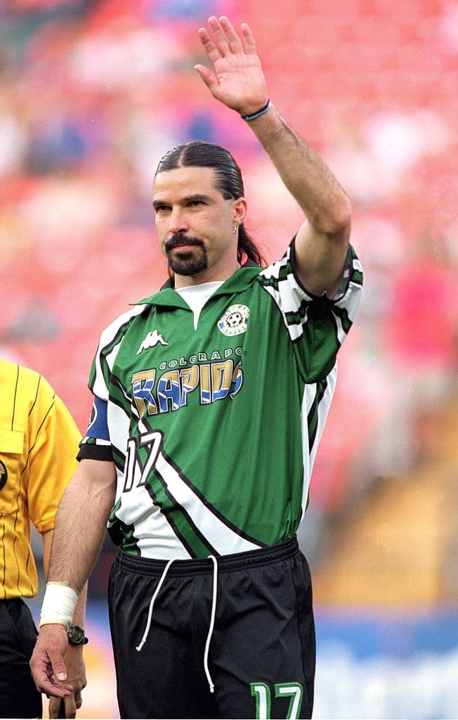 Colorado Rapids 2000 | El equipo de Denver tuvo varios colores de uniformes hasta llegar al actual vino tinto. Su historia comenzó vestido de verde. En 2000 Marcelo Balboa lució una casaca que bien pudo ser de un equipo de lacrosse o de hockey sobre hielo.