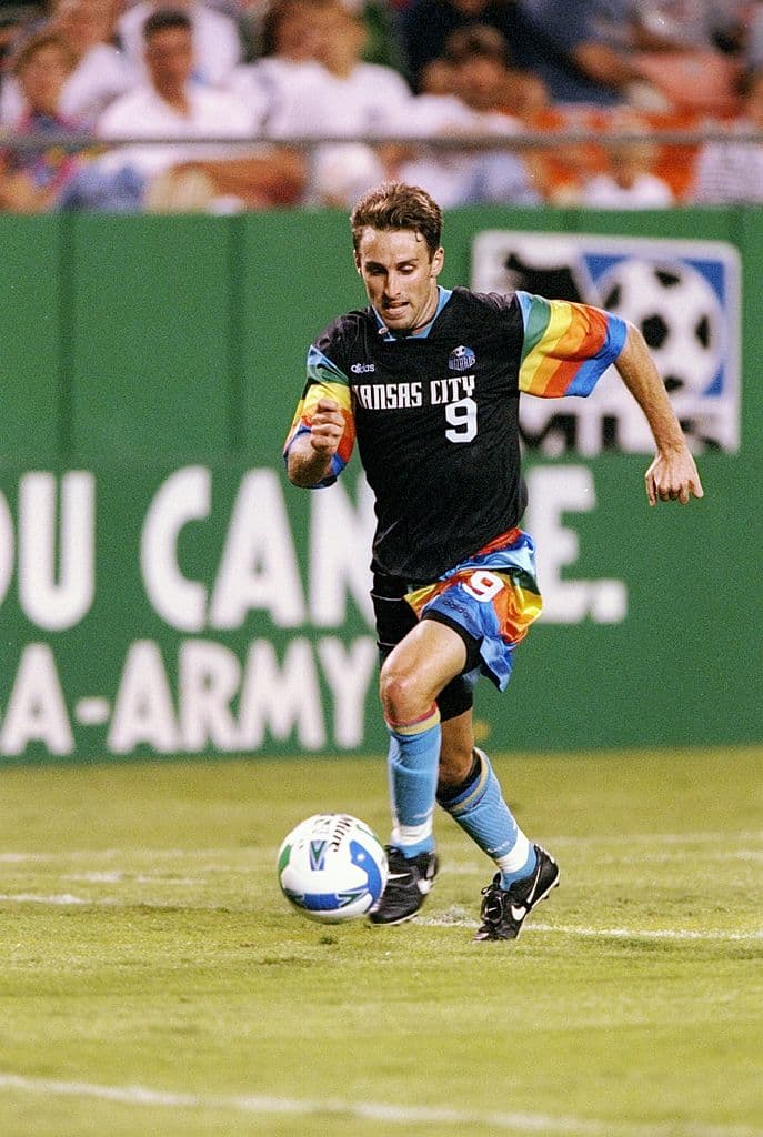 Al año siguiente los diseñadores agregaron más colores, pero en vez de cruzar la casaca se quedaron en las mangas y en un costado del pantaloncito. La camiseta arcoiris resulta hoy en día un artículo deseado por los coleccionistas.