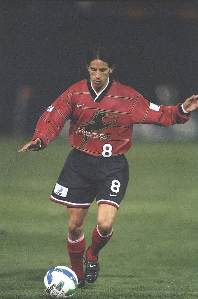 Dallas Burn (hoy FC Dallas) 1997 | En el amanecer de la liga, el equipo lucía muy diferente a la identidad que ganó con los años. Entre otras cosas, jugaba con una camiseta que bien pudo considerarse para un equipo de lacrosse, con el logotipo en el pecho y el número por debajo.