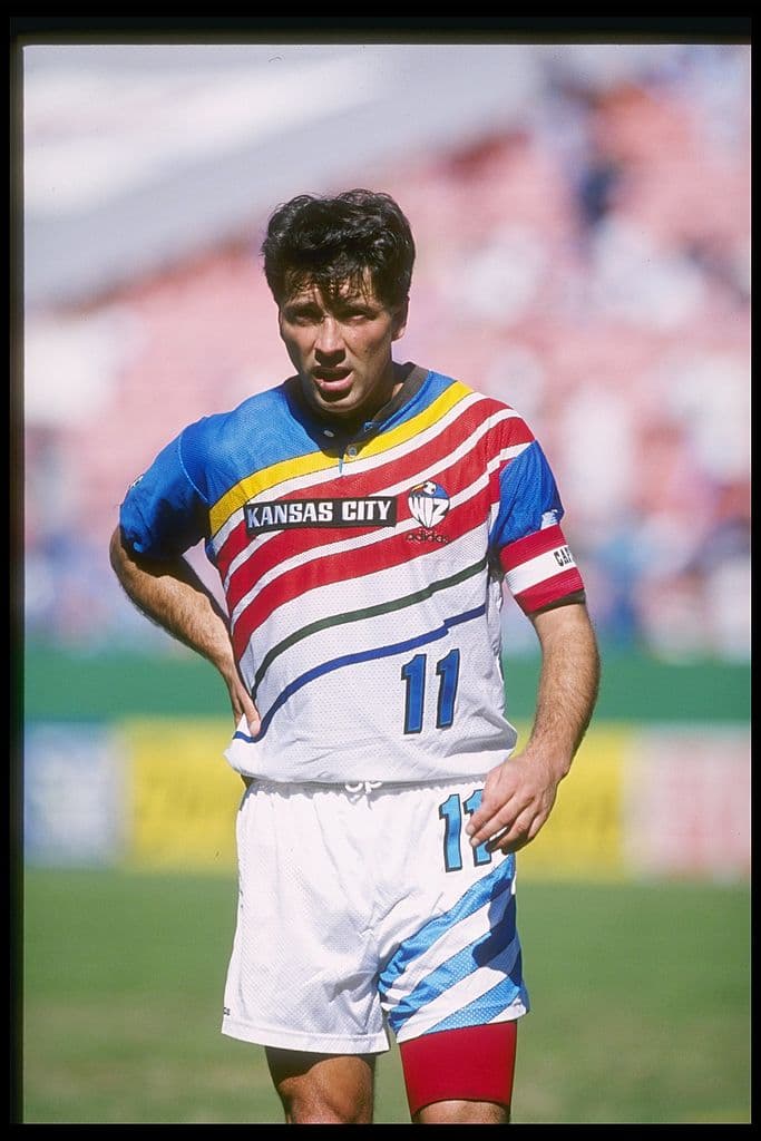 Kansas City Wizards (hoy Sporting KC) 1996-199 | Para la temporada inaugural, el club de Kansas City intentó llevar la magia a su camiseta: amplia paleta de colores para romper el molde en el mundo del fútbol. (sigue)