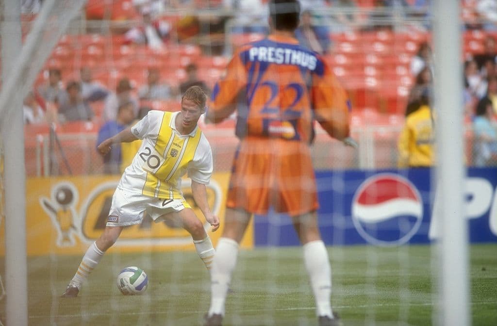 Columbus Crew 1998 | El primer equipo de la MLS también tuvo camisetas no aptas para todo el público. Aquel año la Pandilla de Ohio salía así vestido a la cancha. Brian McBride luce un diseño que bien pudo ser destinado a decorar la sala. El número en la zona del abdomen y los shorts tampoco ayudan.