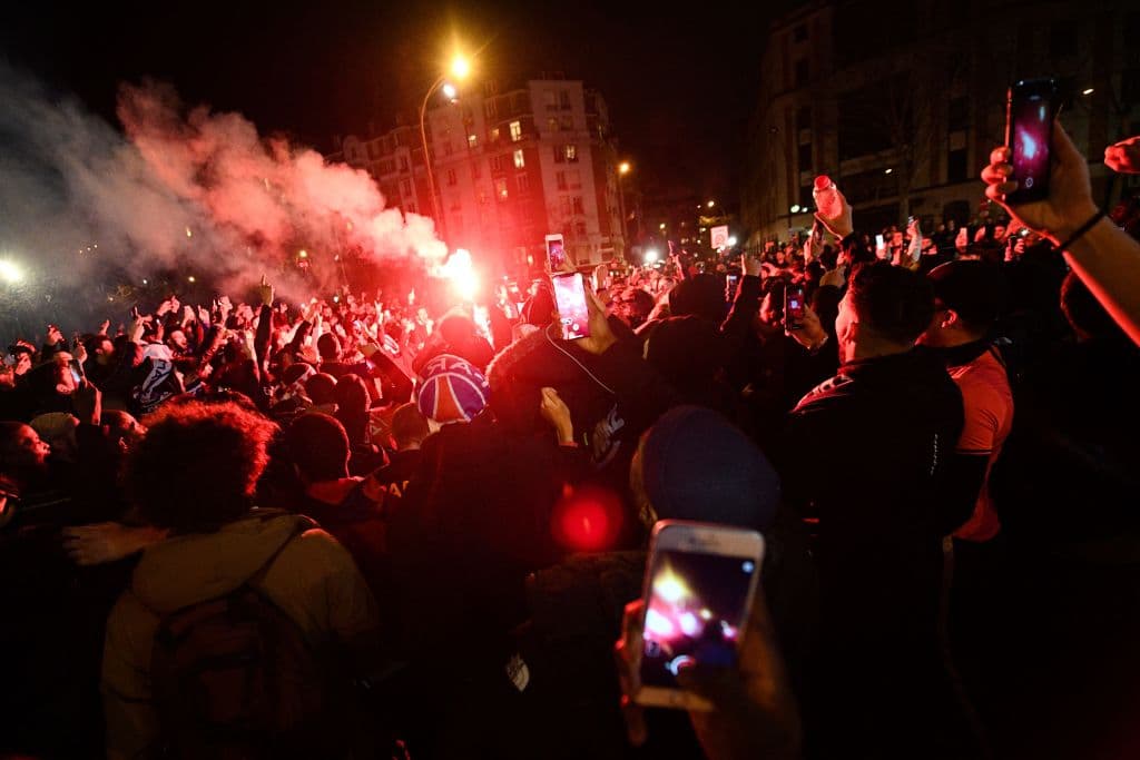 Las bufandas emblemáticas para la Champions League. Los aficionados muestra su apoyo con las bufandas por todo lo alto.