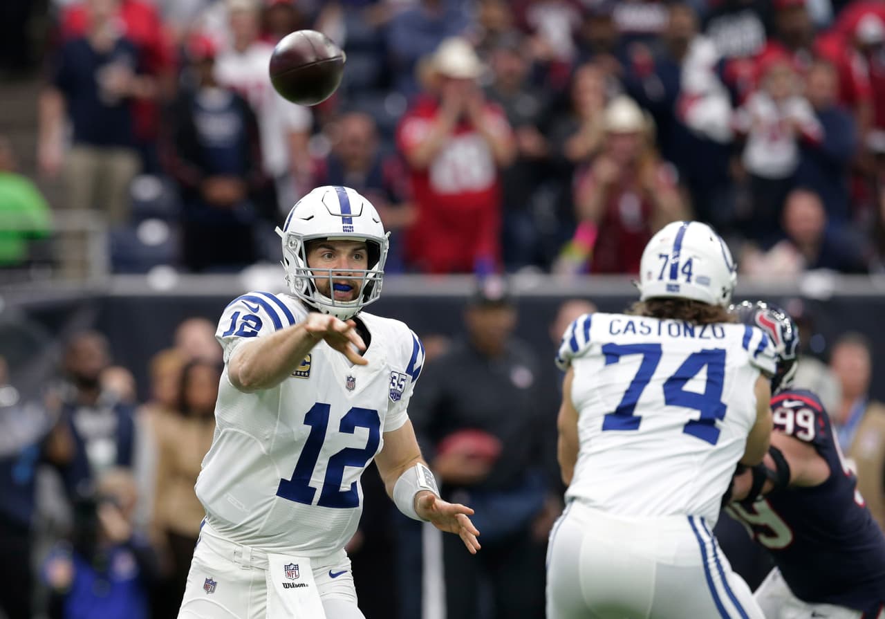 <b>Primer cuarto: </b>Luck guió a la ofensiva de los Colts en una primera serie espléndida con 8 jugadas recorrieron 70 yardas y lanzó envío de 6 yardas para el ala cerrada Eric Ebron
<b> (Colts 7-0 Texans)</b>