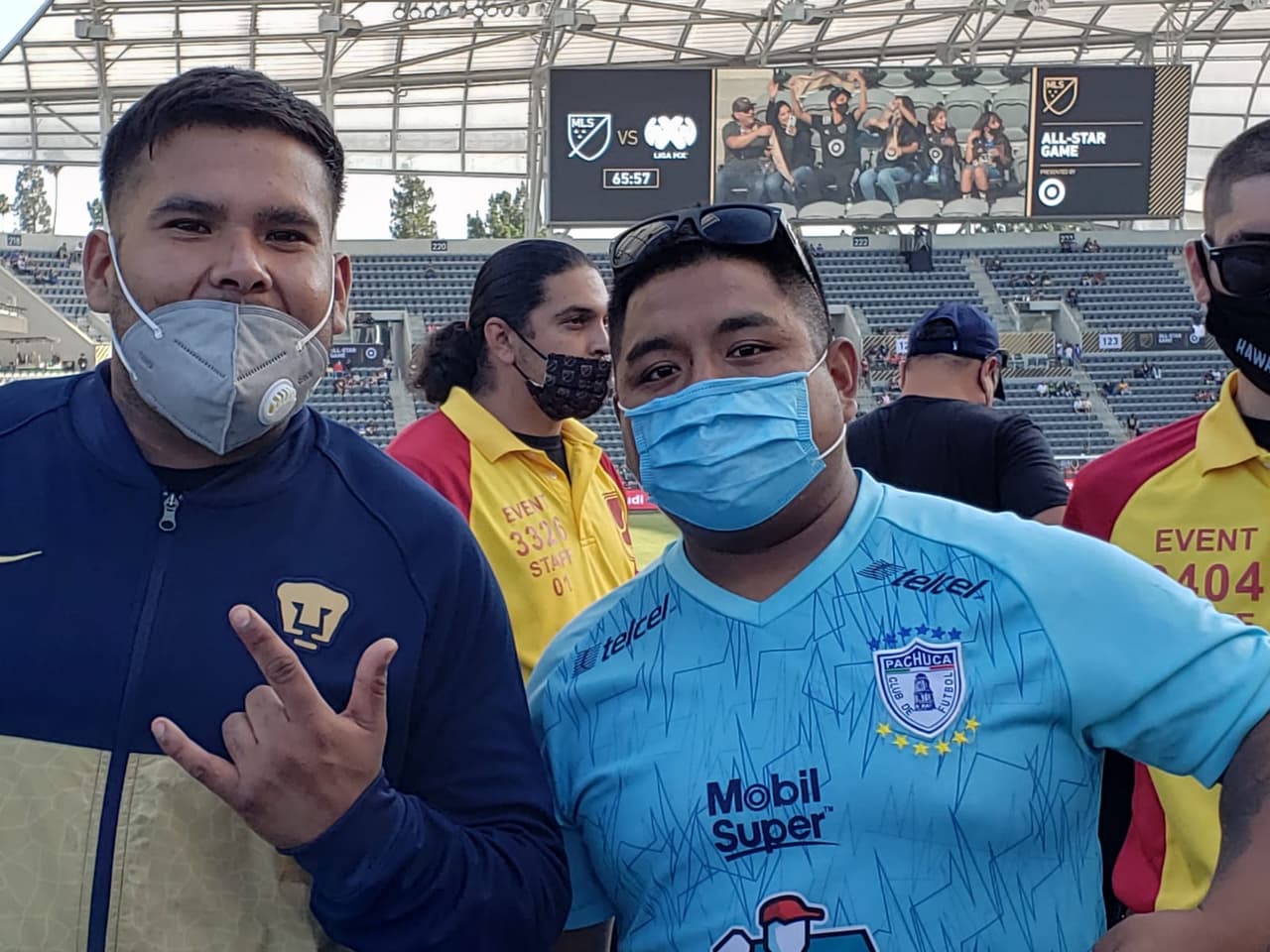 Con máscaras y emoción, llegan los aficionados al Bank of California Stadium para difrutar de la batalla de titanes entre las estrellas de la MLS y de la Liga MX.