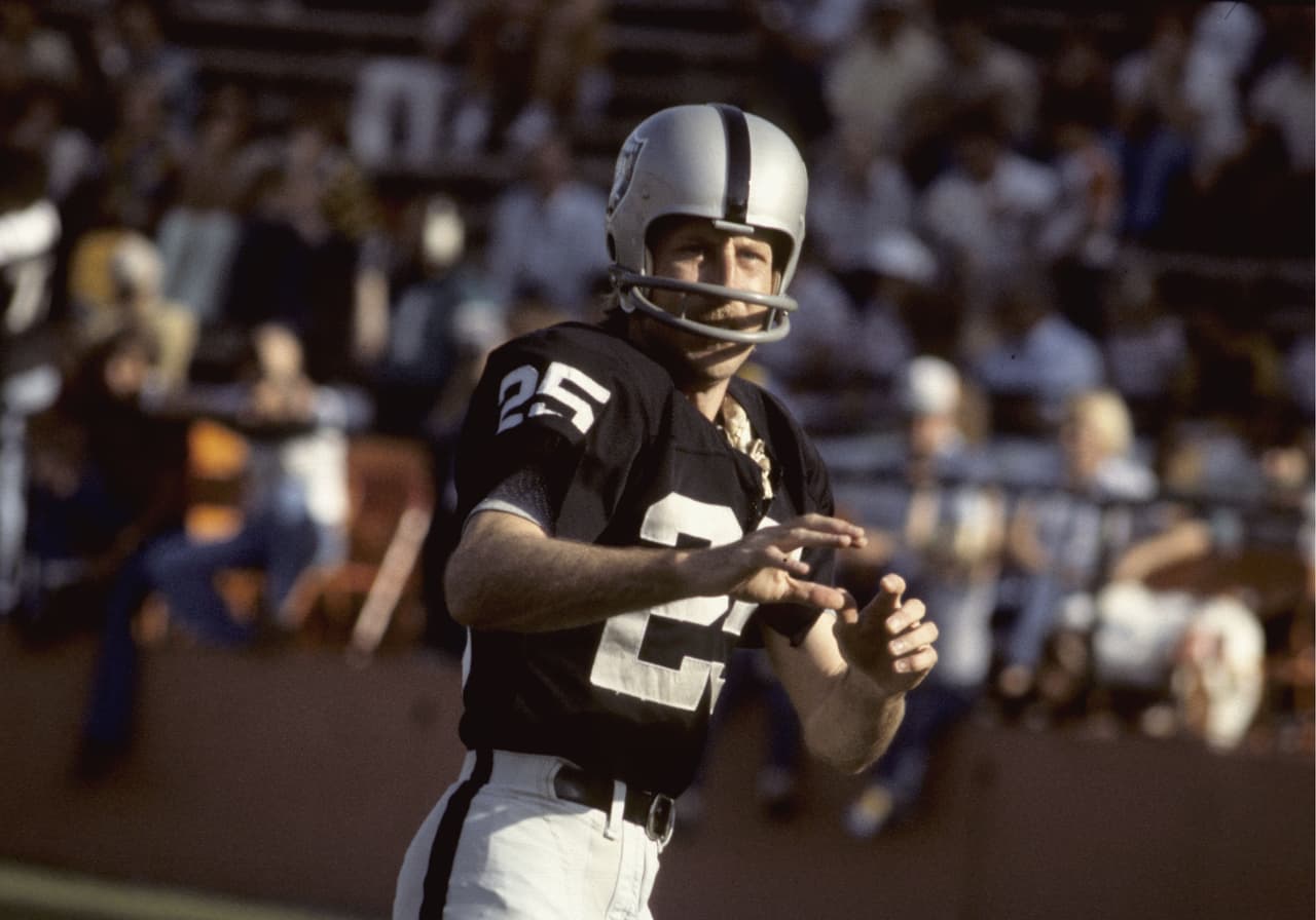 SUPER BOWL II Fred Biletnikoff - receptor - Oakland Raiders. En 1967 tuvo 40 recepciones para 876 yardas, impresionante promedio de 21.9 yardas por recepción y 5 touchdowns. En el Super Bowl II atrapó 2 pases para 10 yardas. Tendría en el futuro su revancha.