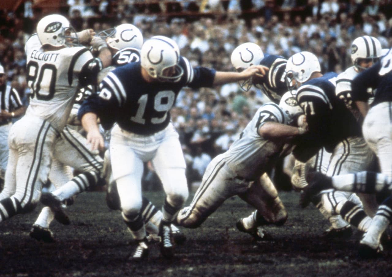 SUPER BOWL III Johnny Unitas y Earl Morrall - quarterbacks - Baltimore Colts. Unitas es para muchos el major quarterback en la historia de la NFL y Morrall cargó la mayor parte del tiempo con Miami Dolphins en la campaña perfecta de 1972. Pero en el Super Bowl III los 2 lanzaron debajo del .500 de porcentaje y sufrieron 4 intercepciones, una Unitas y 3 Morrall.
