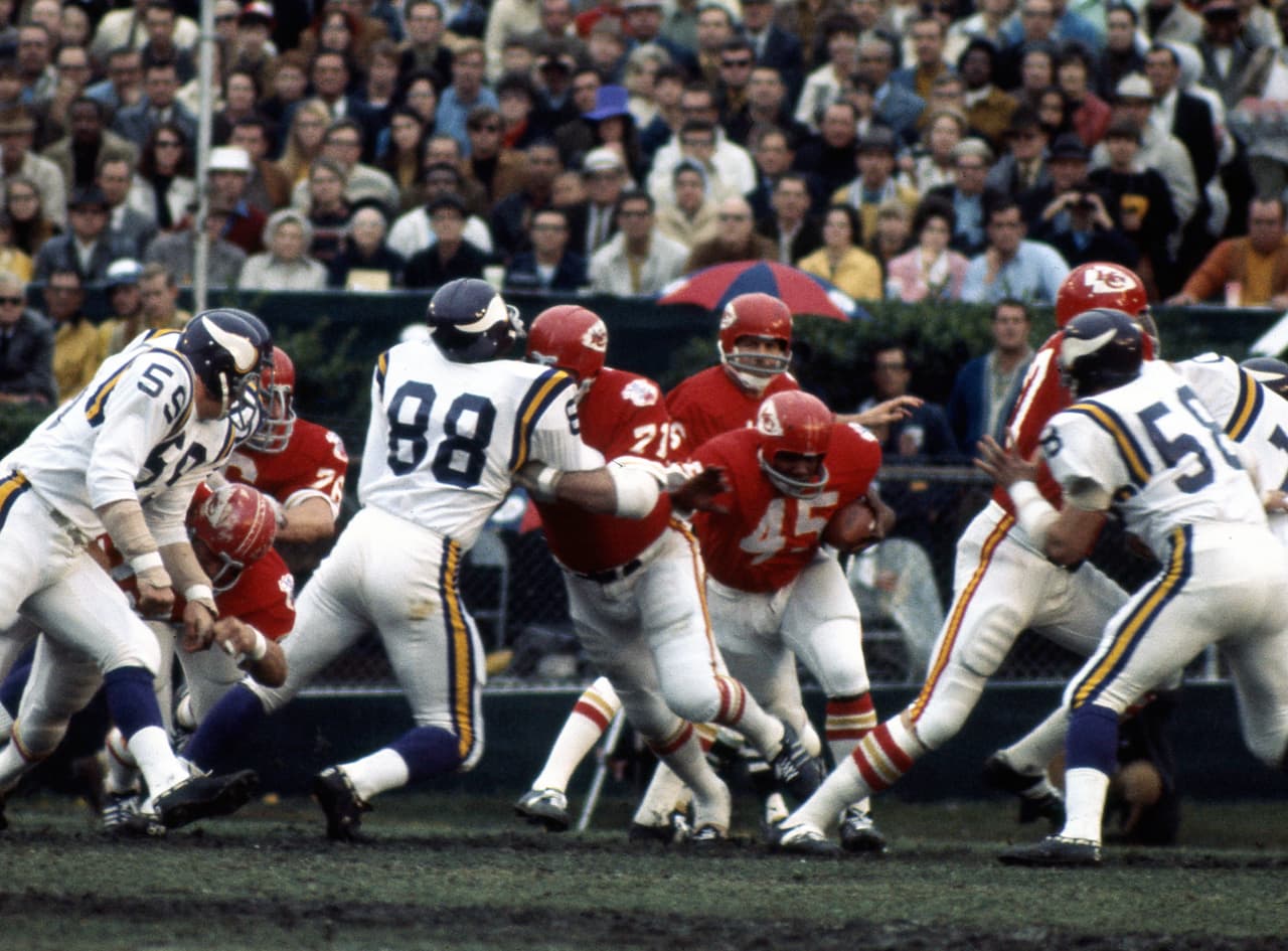 SUPER BOWL IV Carl Eller, Alan Page, Jim Marshall - línea defensiva - Minnesota Vikings. La famosa defensiva de los Vikings, que recibió el apodo “Purple People Eaters” se desdibujó ante los Chiefs. Buscaron “la cabeza” de Len Dawson, quarterback de Kansas City, pero en el intento descuidaron la defensa terrestre, permitieron 151 yardas.