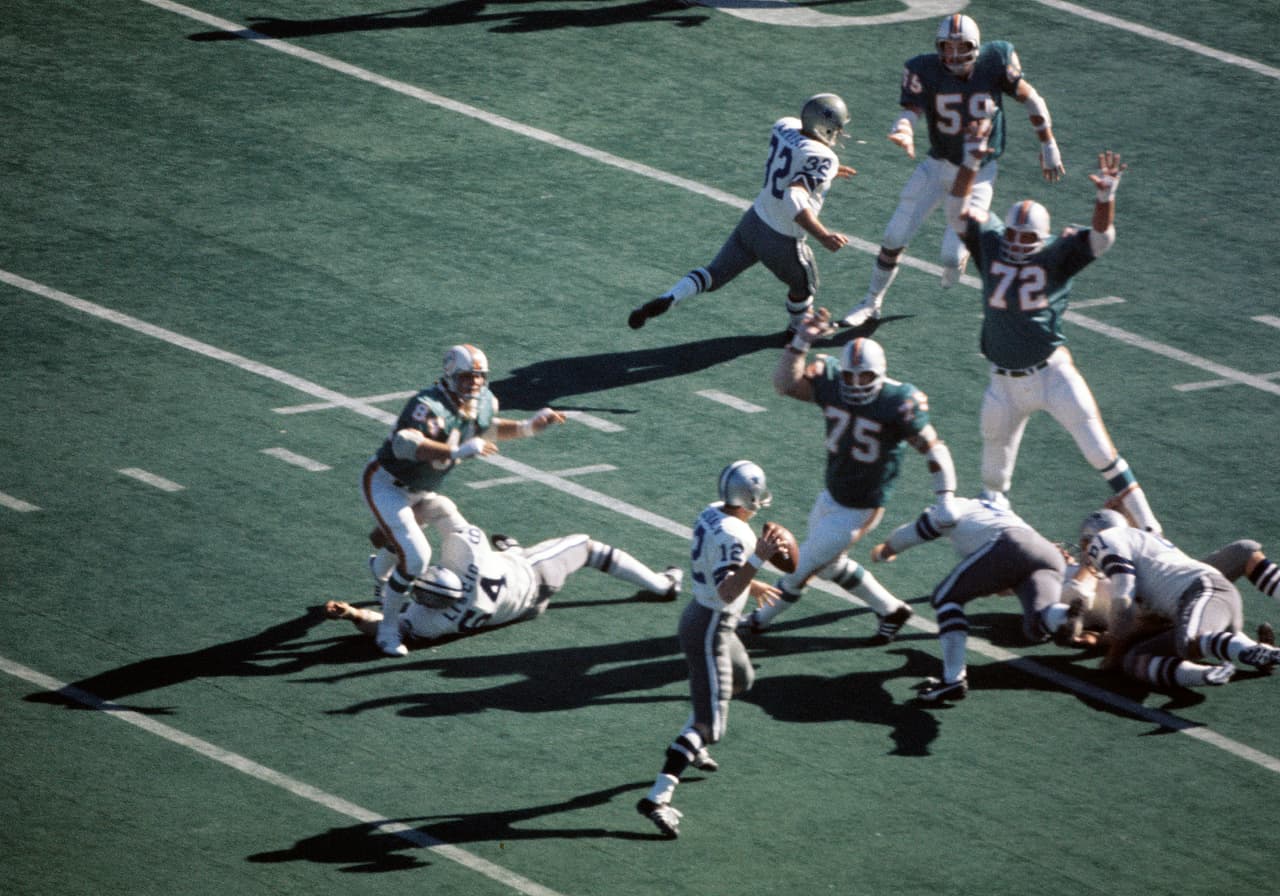 SUPER BOWL VI Defensiva - Miami Dolphins. La defensiva fue clave en la temporada de los Dolphins que terminaron con marca de 10 – 3 – 1, incluyendo 8 victorias consecutivas. Pero en el Super Bowl la “No name defense” se desvaneció al permitir 23 primeros y dieces y 252 yardas terrestres de los Cowboys.