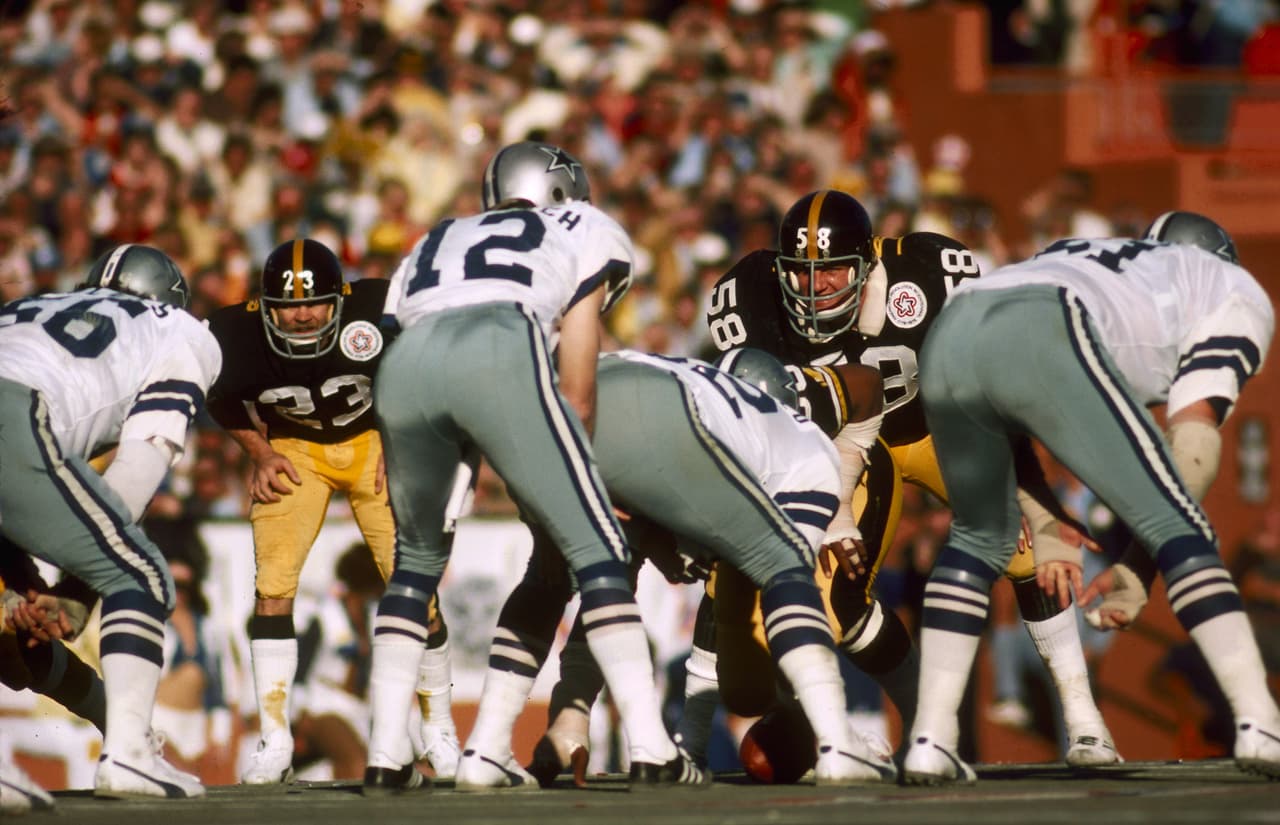 SUPER BOWL X Línea ofensiva - Dallas Cowboys. Mientras en el Super Bowl VI la línea ofensiva de los Cowboys fue la diferencia, en el Super Bowl X fue ampliamente superada. Permitió que capturaran 7 veces a Roger Staubach, quien además sufrió 3 intercepciones, y ningún corredor o receptor de Dallas produjo más de 59 yardas.