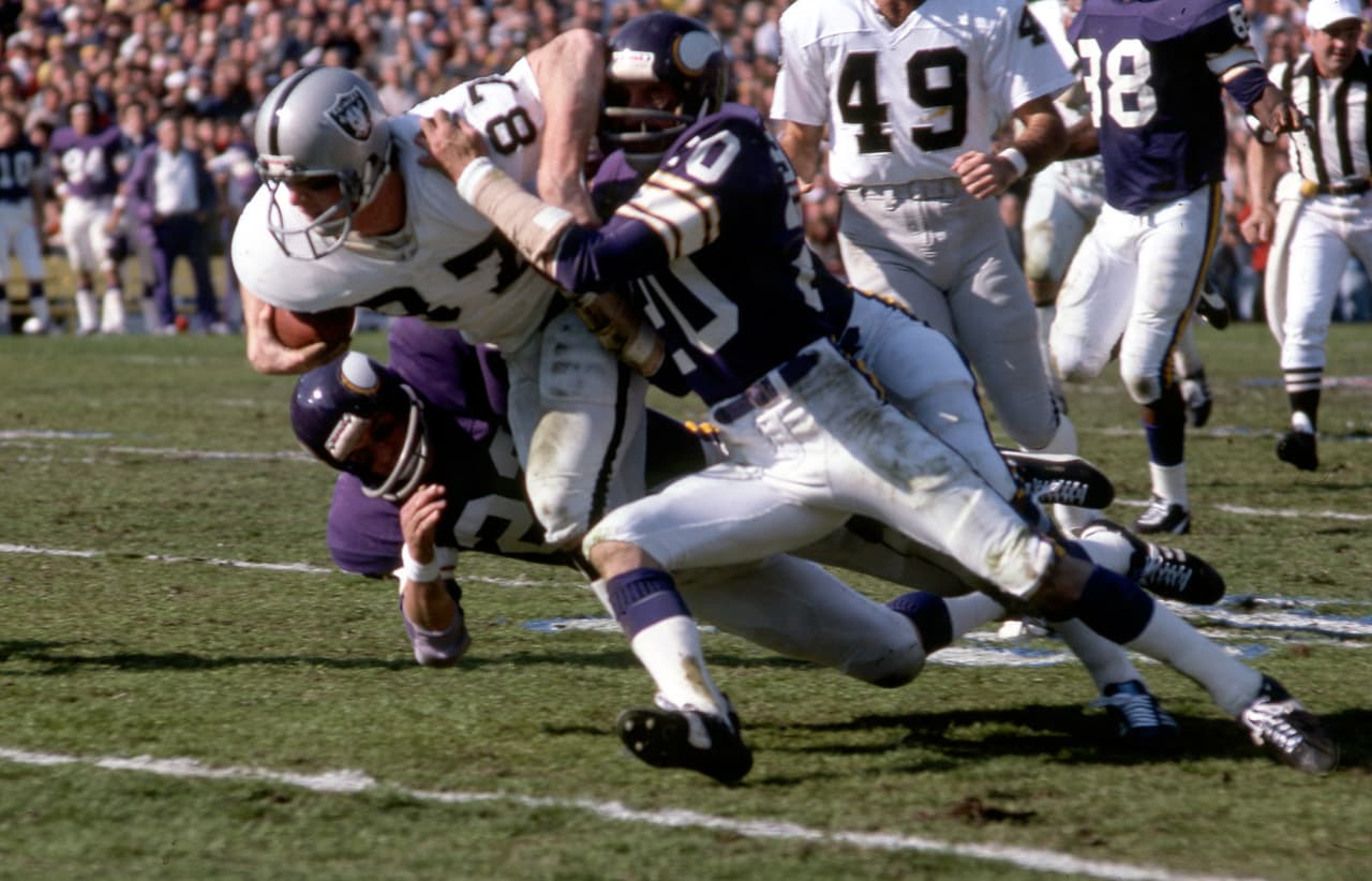 SUPER BOWL XI Carl Eller, Alan Page, Jim Marshall - línea defensiva - Minnesota Vikings. Cuarta derrota de los Vikings en el Super Bowl, tercera donde permiten casi 300 yardas por tierra. En total fueron 266. Clarence Davis corrió 137 y Mark Van Eeghen 73. La defensiva de Minnesota era muy buena en temporada regular, pero en 4 Super Bowls permitió casi 1,000 yardas por tierra.