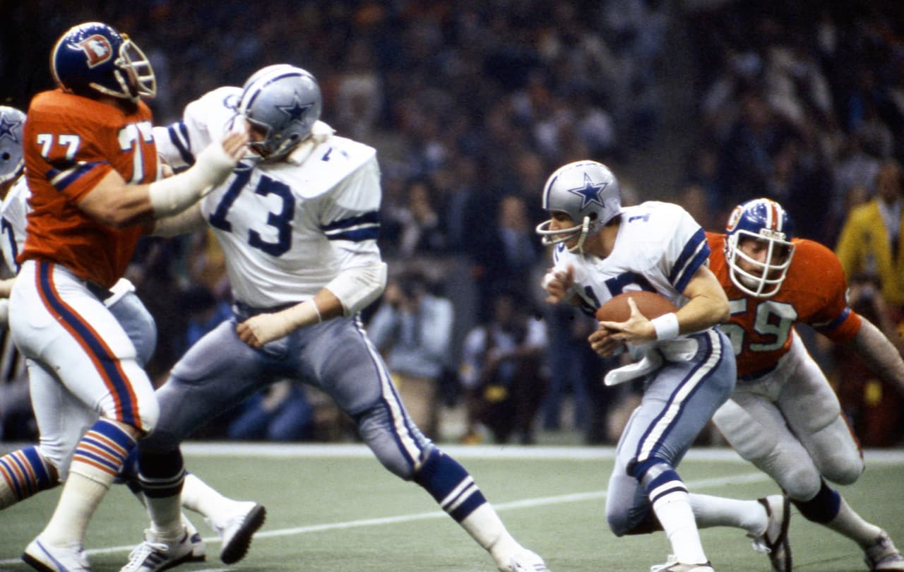 SUPER BOWL XII Defensiva - Denver Broncos. El éxito de Denver se debió a la “Orange Crush Defense”, tremenda unidad que en el Super Bowl XII nunca supo detener a la compleja ofensiva diseñada por Tom Landry en Dallas. Los Broncos tenían tremenda velocidad, pero Landry los retó a mejor jugar sus posiciones, los puso a pensar antes de reaccionar y anuló su velocidad.