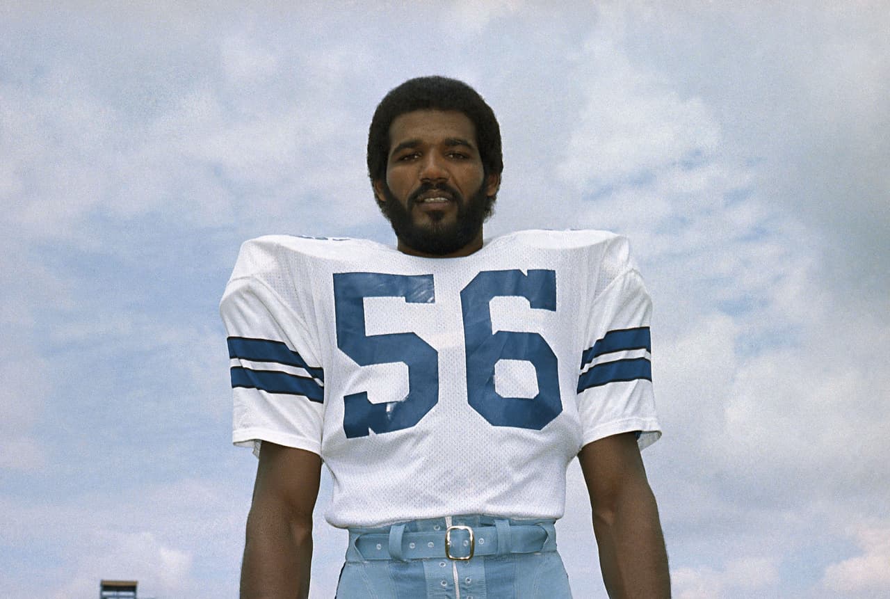 SUPER BOWL XIII Thomas Henderson - linebacker - Dallas Cowboys. Thomas “Hollywood” Henderson tenía un futuro grandioso como defensivo, pero hablaba mucho. Antes del partido insultó a Terry Bradshaw, “no sabría deletrear gato (cat) aunque uno le ayude con la “c” y la “a”. Bradshaw lanzó para 317 yardas con 4 pases de touchdown y Henderson nunca se le acercó para evitarlo.