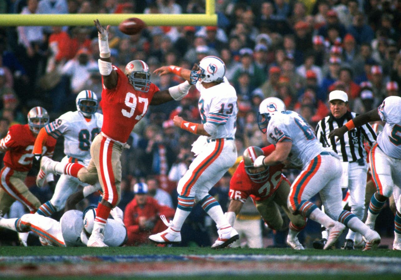 SUPER BOWL XIX Dan Marino - quarterback - Miami Dolphins. Podríamos nombrar a la defensiva de los Dolphins que dio un mal partido, pero lo hicieron durante toda la temporada, Miami tenía una defensa mediocre. A pesar de ello los Dolphins ganaban partidos, sobre todo gracias a brazo de Dan Marino. Pero el joven quarterback conoció la presión del Super Bowl y nunca pudo lanzar pases productivos, que dañaran a la defensa de 49ers.