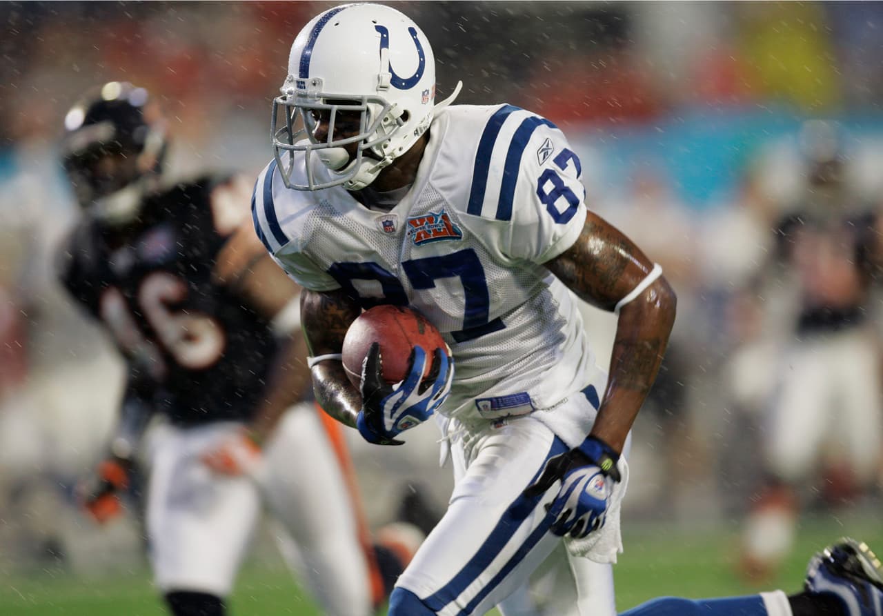 SUPER BOWL XLI Reggie Wayne - receptor - Indianapolis Colts. Marvin Harrison ya no estaba solo, tenÍa una pareja como receptor que le quitaba mucha presión defensiva. Reggie Wayne tuvo una espectacular temporada de 86 recepciones para 1,310 yardas y 9 touchdowns. En el Super Bowl XLI atrapó un pase de touchdown debido a un error defensivo de los Bears y fue todo para Wayne. Terminó con 2 recepciones para 61 yardas.